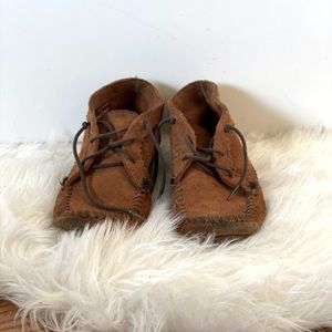 MINNETONKA SUEDE ANKLE BOOT // Size 5.5